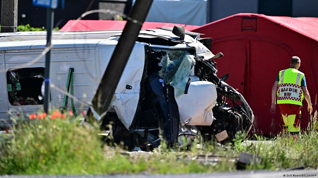 Colisión entre Tren y Transporte Escolar Causa Cuatro Fallecimientos en Bélgica