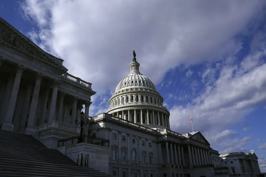 Senado de EE.UU. Aprueba Medida para Restringir la Autoridad de Trump en un Conflicto con Irán