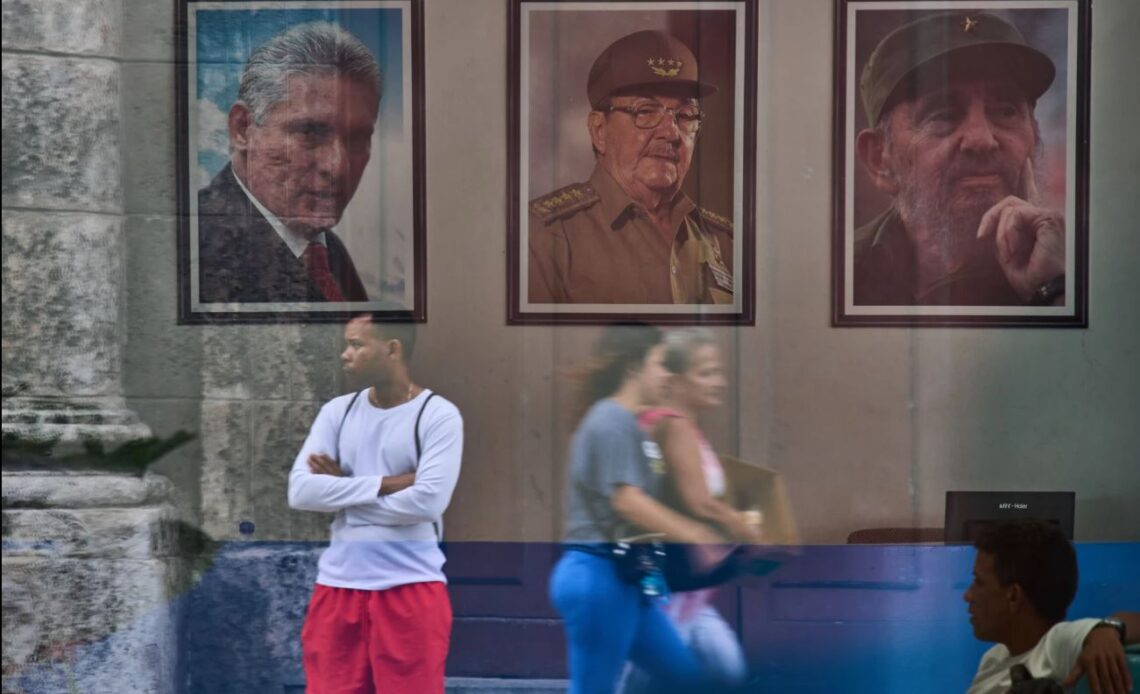 Opinión dividida en Cuba sobre una posible intervención estadounidense tras las acusaciones contra Raúl Castro