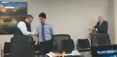 Alcalde Peruano Envuelto en Controversia por Disparo con Pistola Taser a Asesor