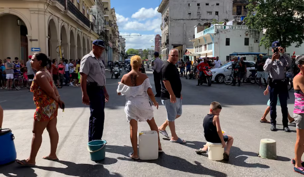 Escasez de Agua en La Habana Agravada por Cortes Eléctricos y Comercio Ilegal