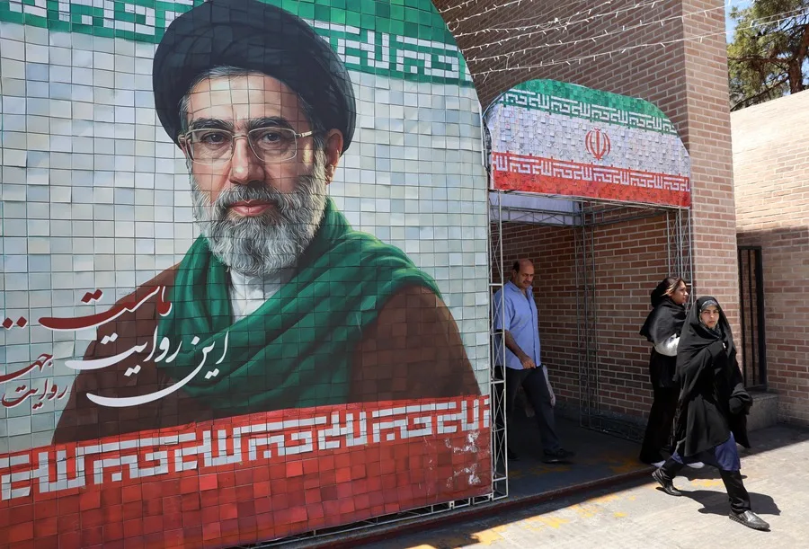 Irán Considera Propuesta Estadounidense en Busca de Paz en Medio de Tensiones en el Estrecho de Ormuz