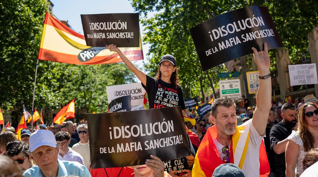 Protesta en Madrid exige la renuncia de Pedro Sánchez y elecciones anticipadas tras la acusación a Zapatero