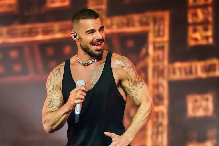 Ricky Martin Retoma Su Presentación en Montenegro Después de Incidente con Gas Lacrimógeno