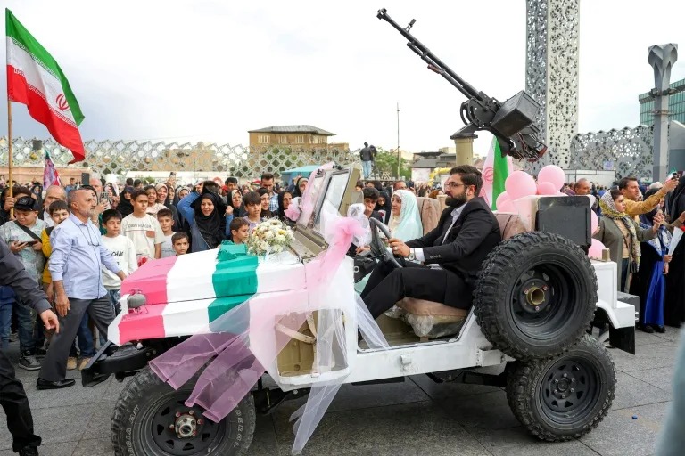Irán Realiza Bodas Colectivas para Parejas que Ofrecen ''Sacrificio'' en Conflictos con EE. UU. e Israel