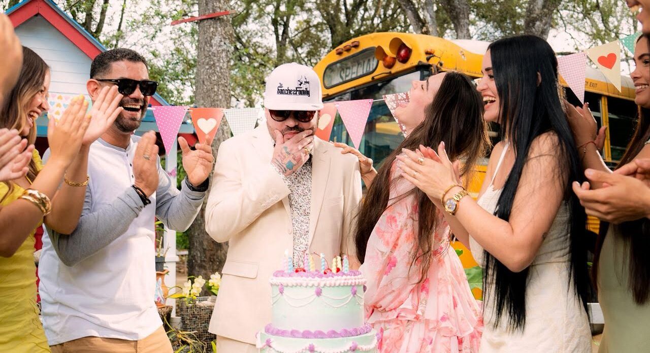 Éxito Viral: “Mi Cumpleaños Solo” de Papi Sánchez Alcanza el Millón de Reproducciones