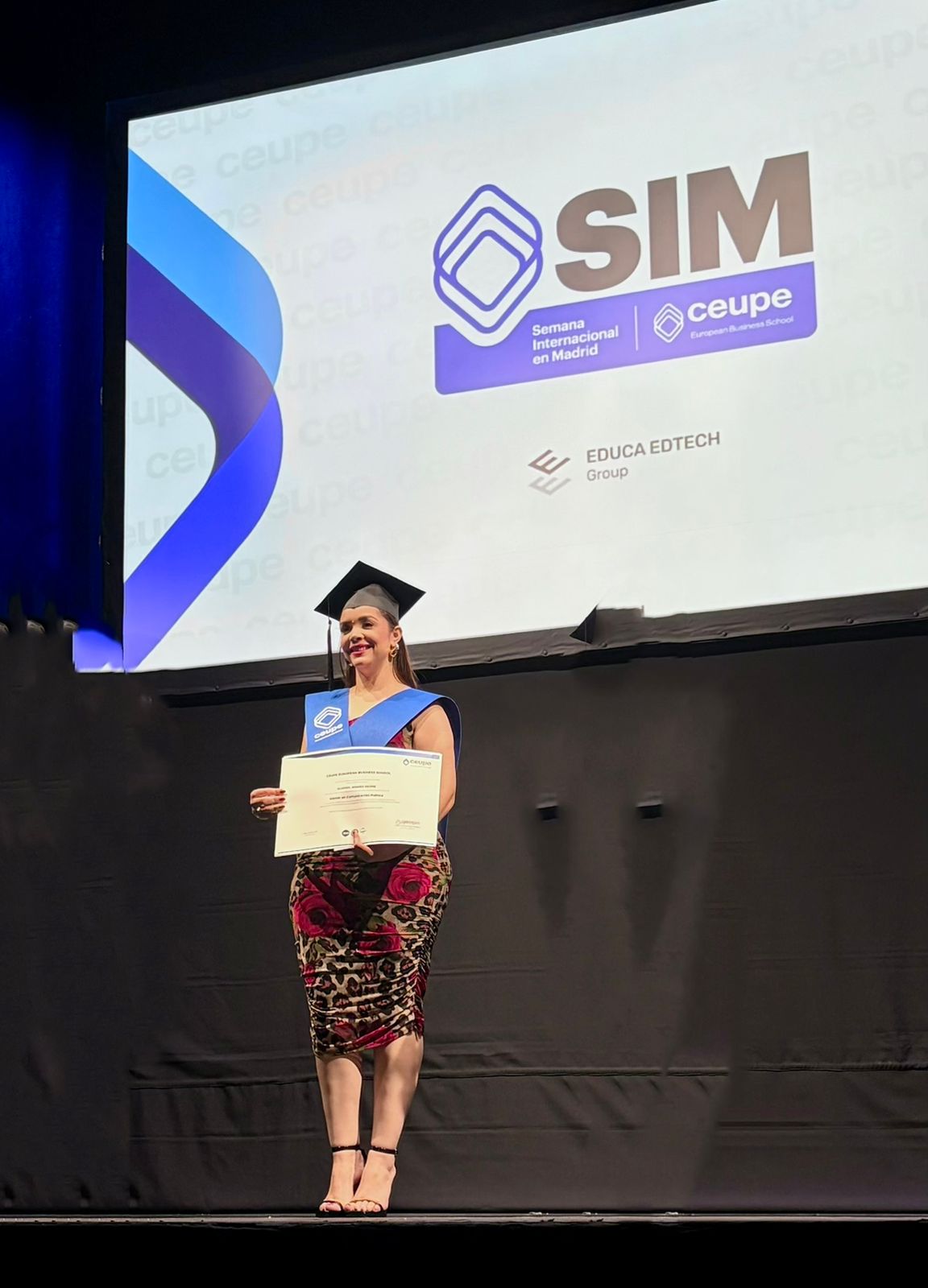 Claribel Adamez, "La Loba", festeja en Madrid su graduación de maestría en Comunicación Política