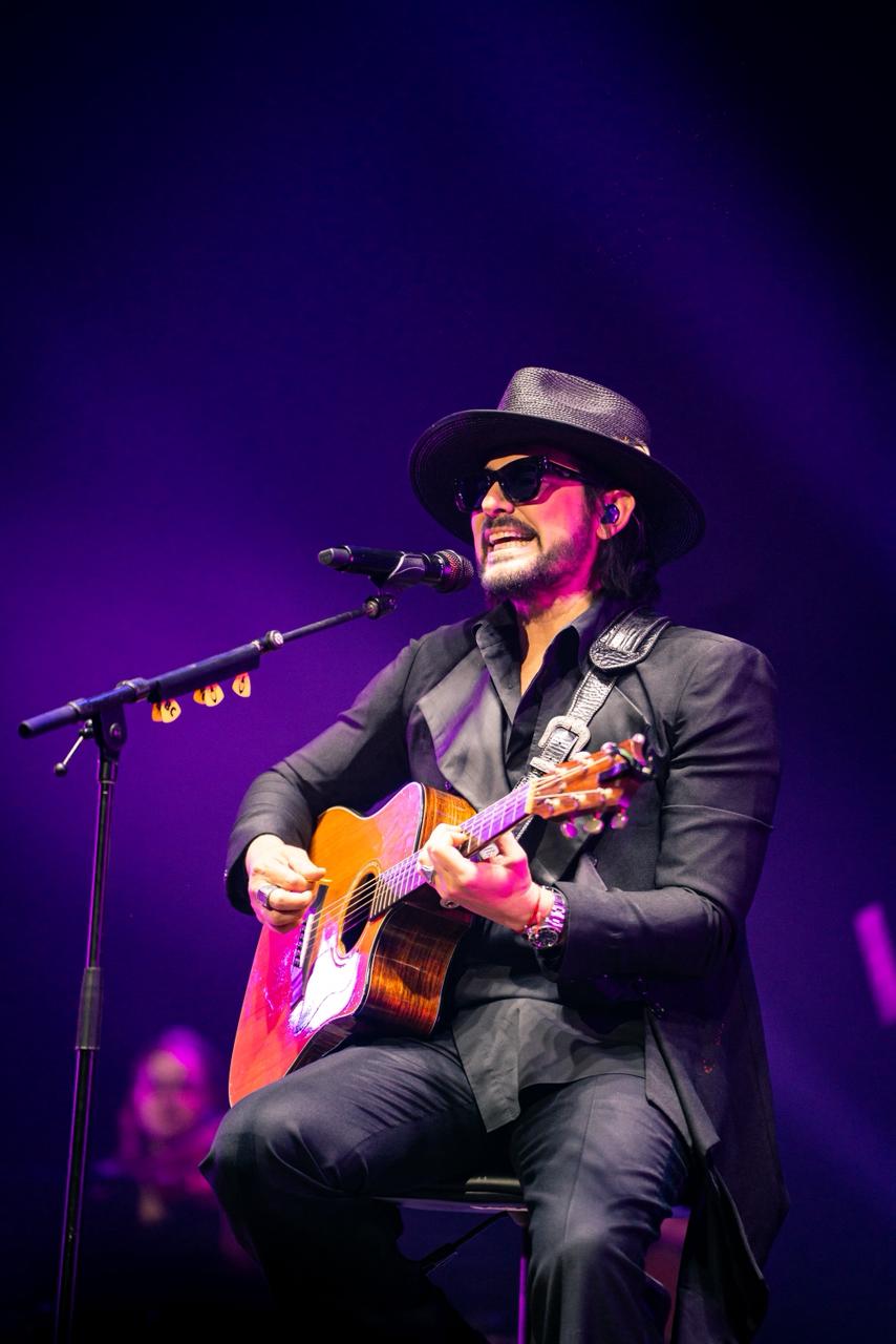 Beto Cuevas Enamora al Público de Santo Domingo con Íntimo Concierto Acústico en el Teatro Nacional