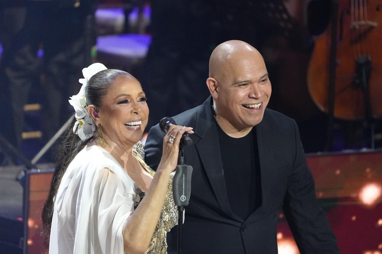 Isabel Pantoja Interpreta "Así Fue" en Versión Bachata con Amaury Sánchez y la Orquesta Sinfónica Nacional