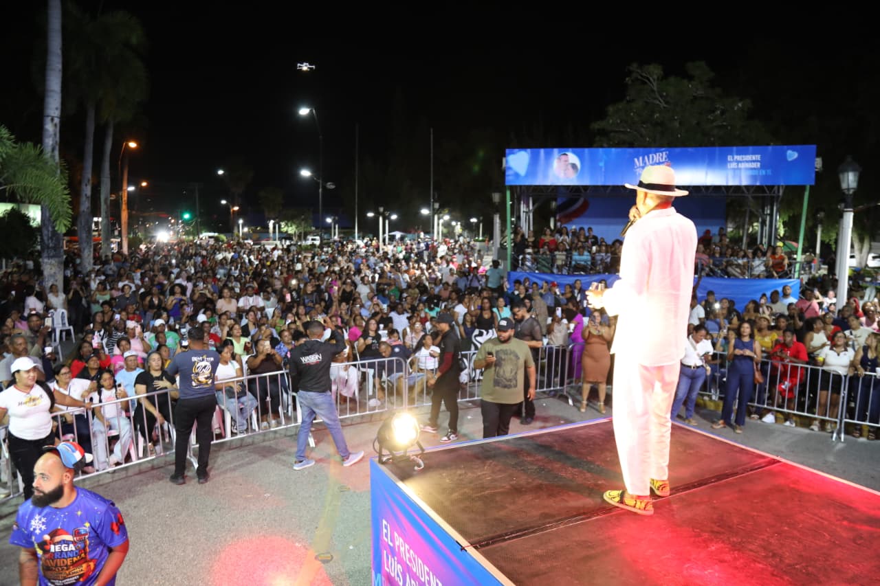Multitudinaria Asistencia a Conciertos "Que Vivan las Madres" en el Sur del País