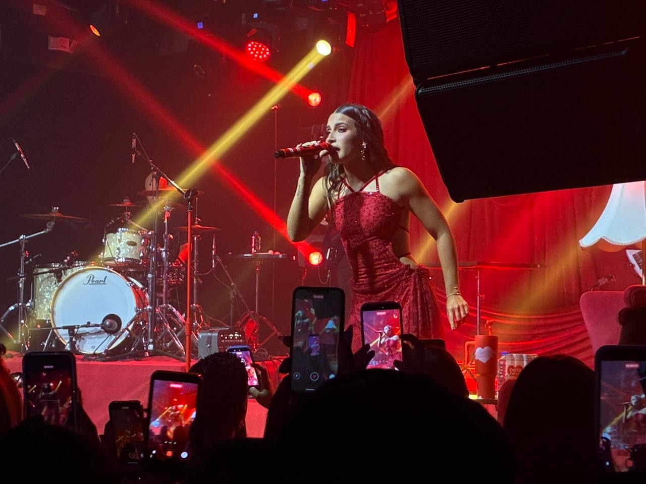 Zhamira Zambrano Enciende el Hard Rock Café con el Arranque de su "Curita para el Corazón Tour"