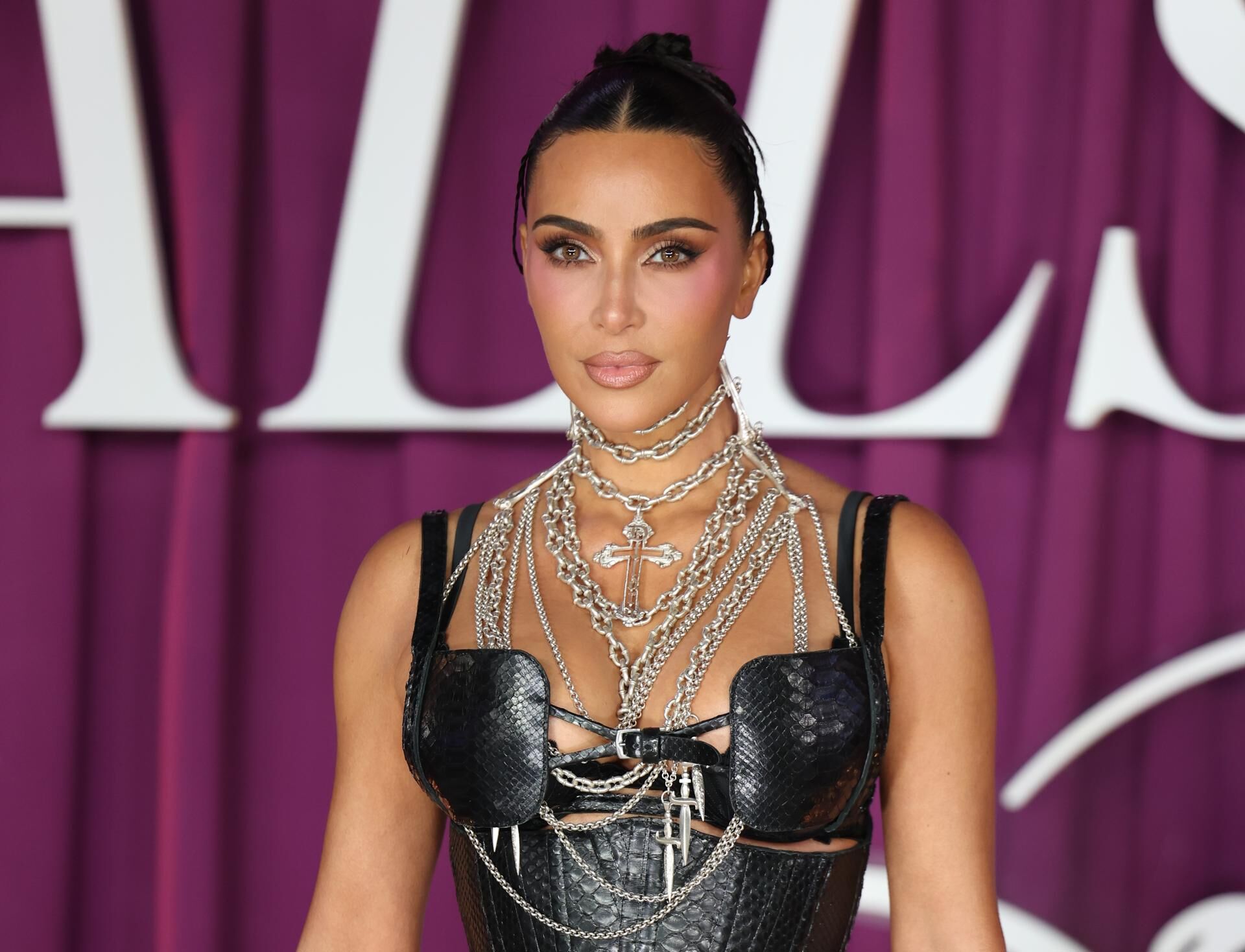 Kim Kardashian Solicita una Compensación Simbólica por el Asalto a Mano Armada en París