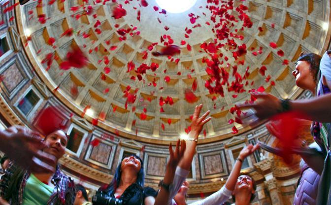 Lluvia de Pétalos Rosados Inunda el Templo Más Antiguo de la Roma Clásica