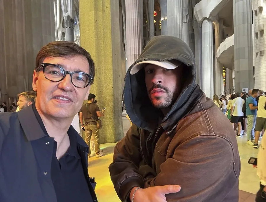 Salvador Illa Comparte Selfi con Bad Bunny desde la Sagrada Familia en Redes Sociales