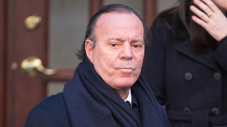 Julio Iglesias Anuncia Demanda Contra Ministra de Trabajo Española por Difamación