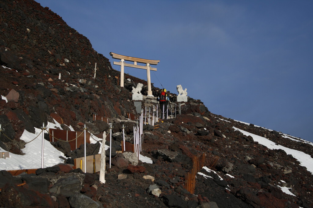 Aumento de Rescates en el Monte Fuji Desata Debate sobre la Imprudencia Turística en Japón