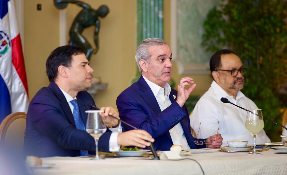 El Presidente Abinader Refuerza su Apoyo al Sector Artístico Dominicano en Reunión