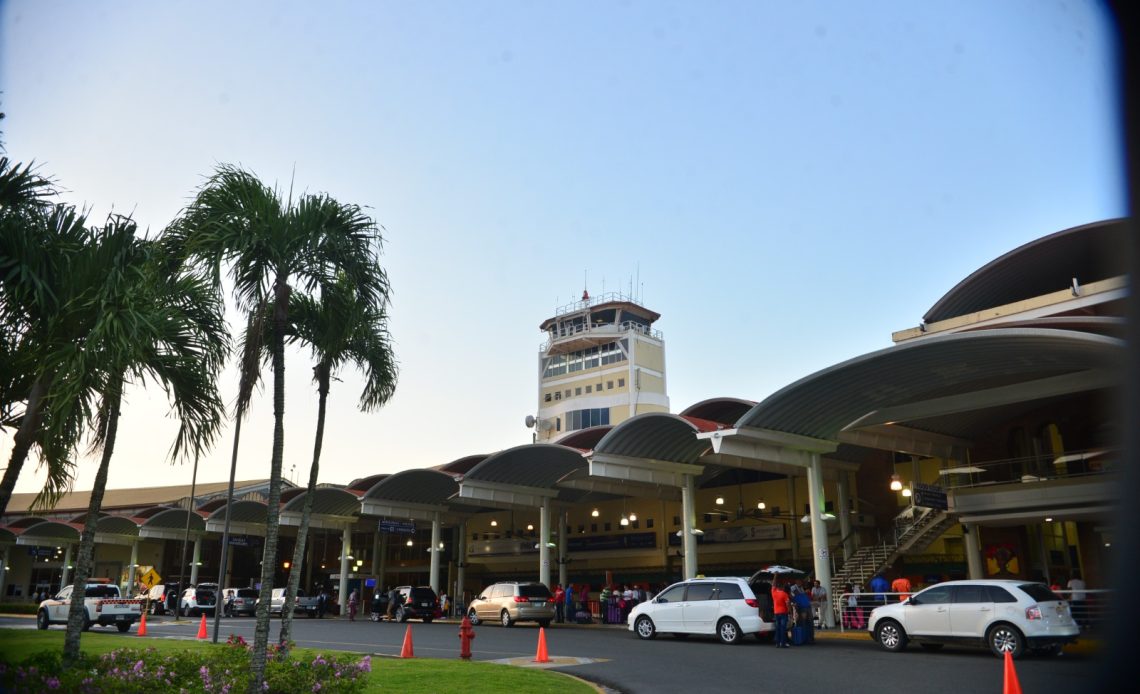 Cuatro pasajeros hospitalizados tras regreso de vuelo a Santiago por olor inusual