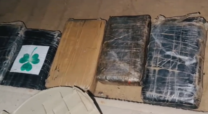 Decomisan cinco paquetes de supuesta cocaína en operativo en Pedernales; un detenido