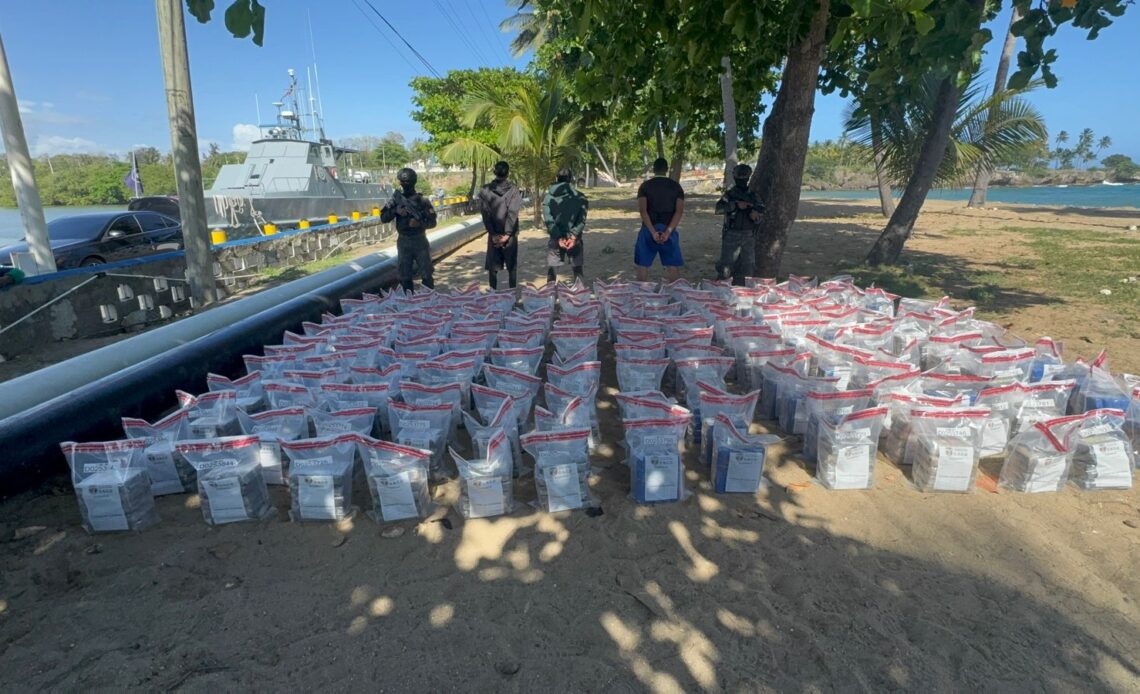 Autoridades Dominicanas Incautan Casi Una Tonelada de Presunta Cocaína en la Costa Sur