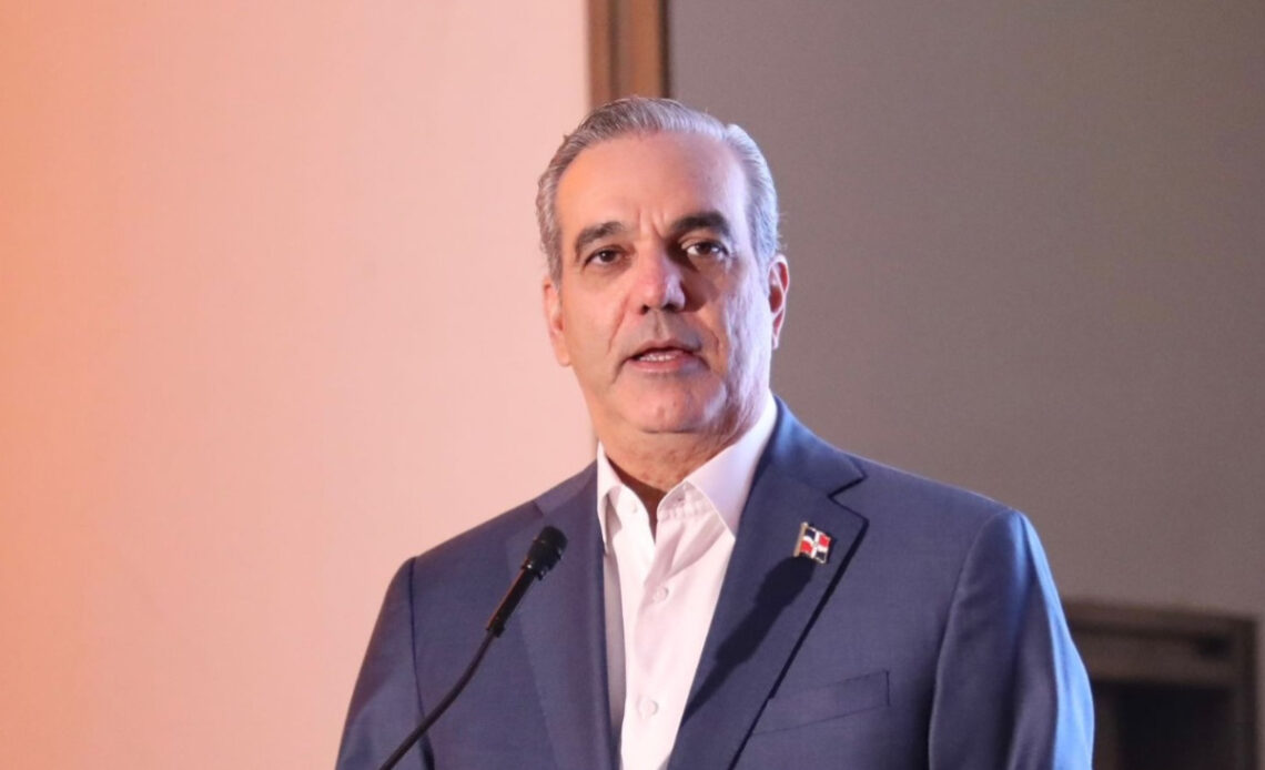 República Dominicana Revoca Condecoración a Ex-Supervisor de la DEA por Acusaciones de Fraude de Visas