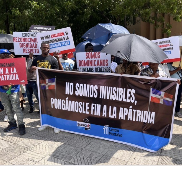 Manifestantes Haitianos Presentan Demandas a Abinader Frente al Palacio Nacional