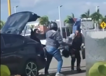 Hombre en Motocicleta Ataca a Mujer en la Autopista San Isidro