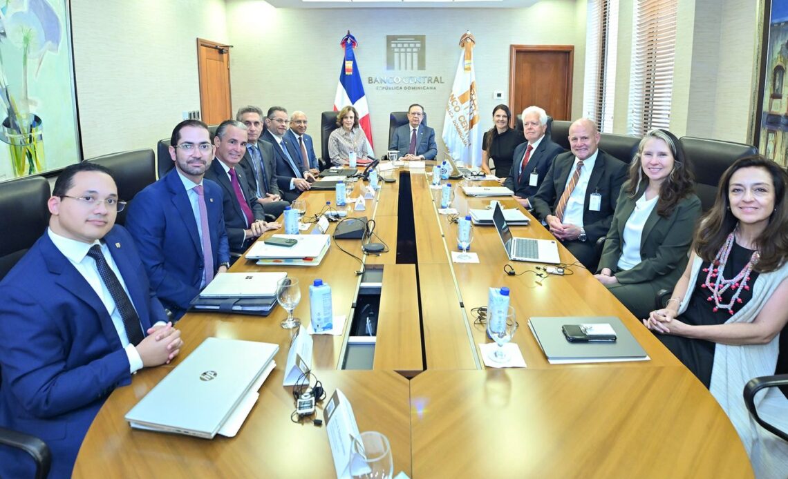 El Gobernador Valdez Albizu se reúne con delegación de la Oficina de Asistencia Técnica del Tesoro de EE. UU.