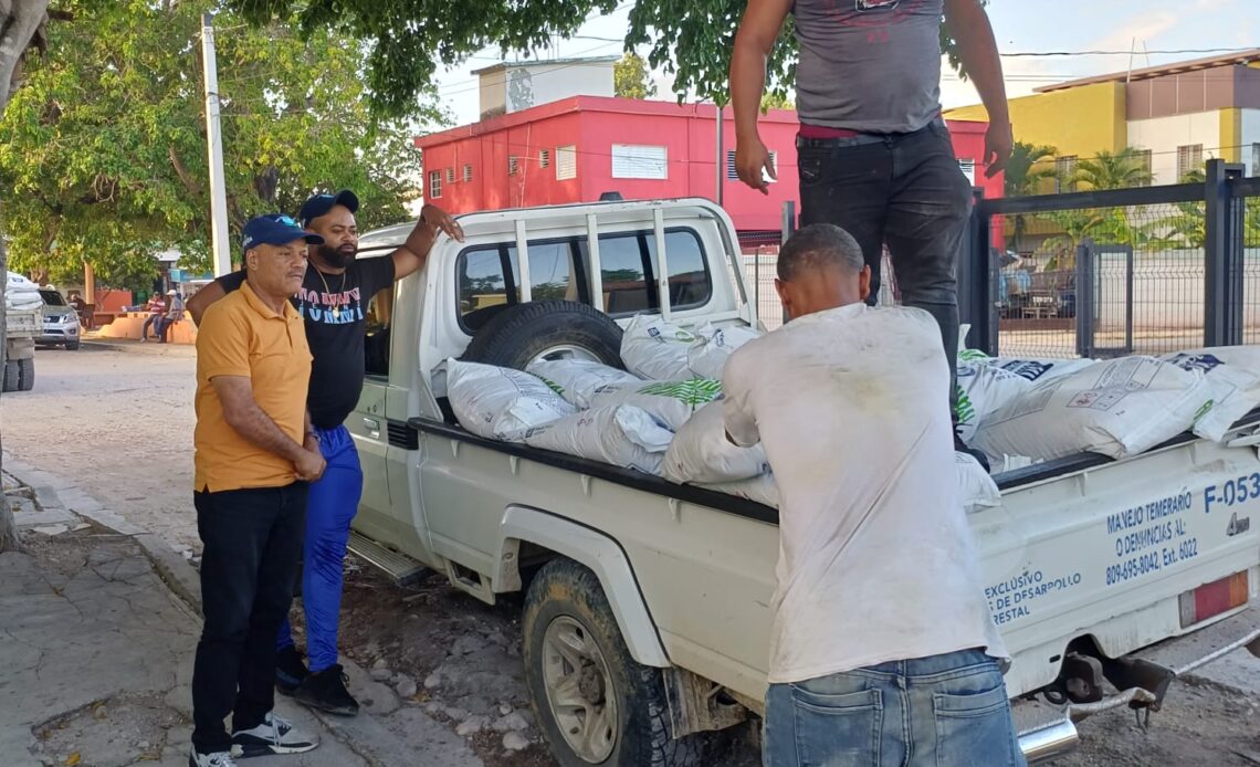 Productores de café, aguacate y otros cultivos en Barahona reciben insumos agrícolas