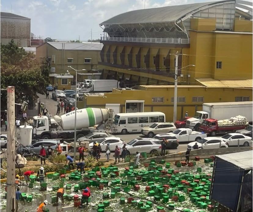 Camión con Cervezas Sufre Accidente en la Avenida 27 de Febrero
