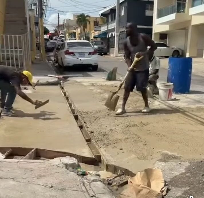 Vecinos de La Romana reparan alcantarilla con fondos propios ante inacción municipal