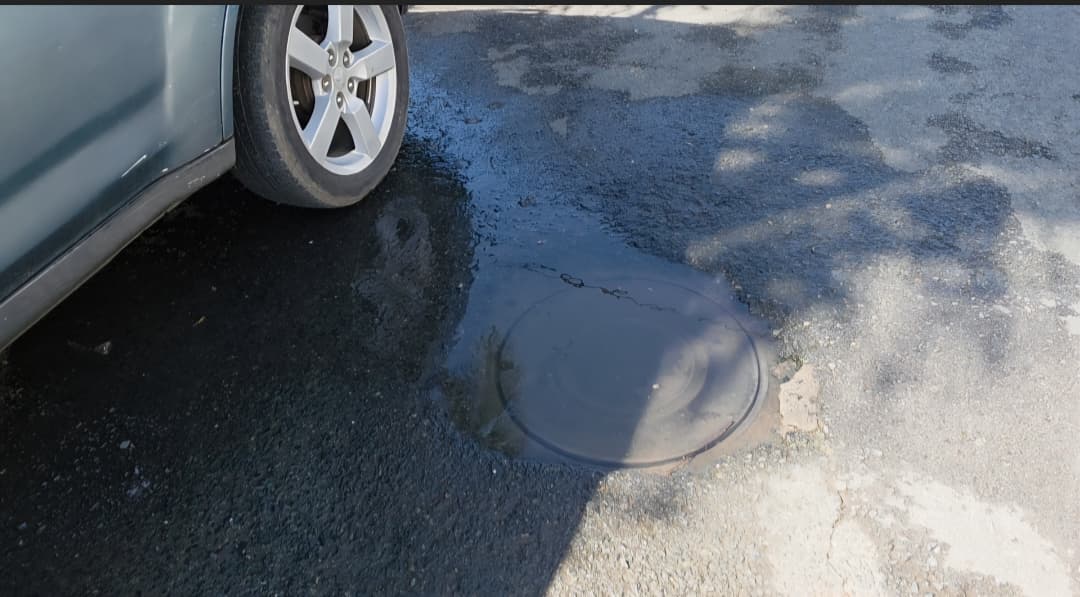 Alerta por vertido de aguas residuales frente a instituciones públicas en Samaná