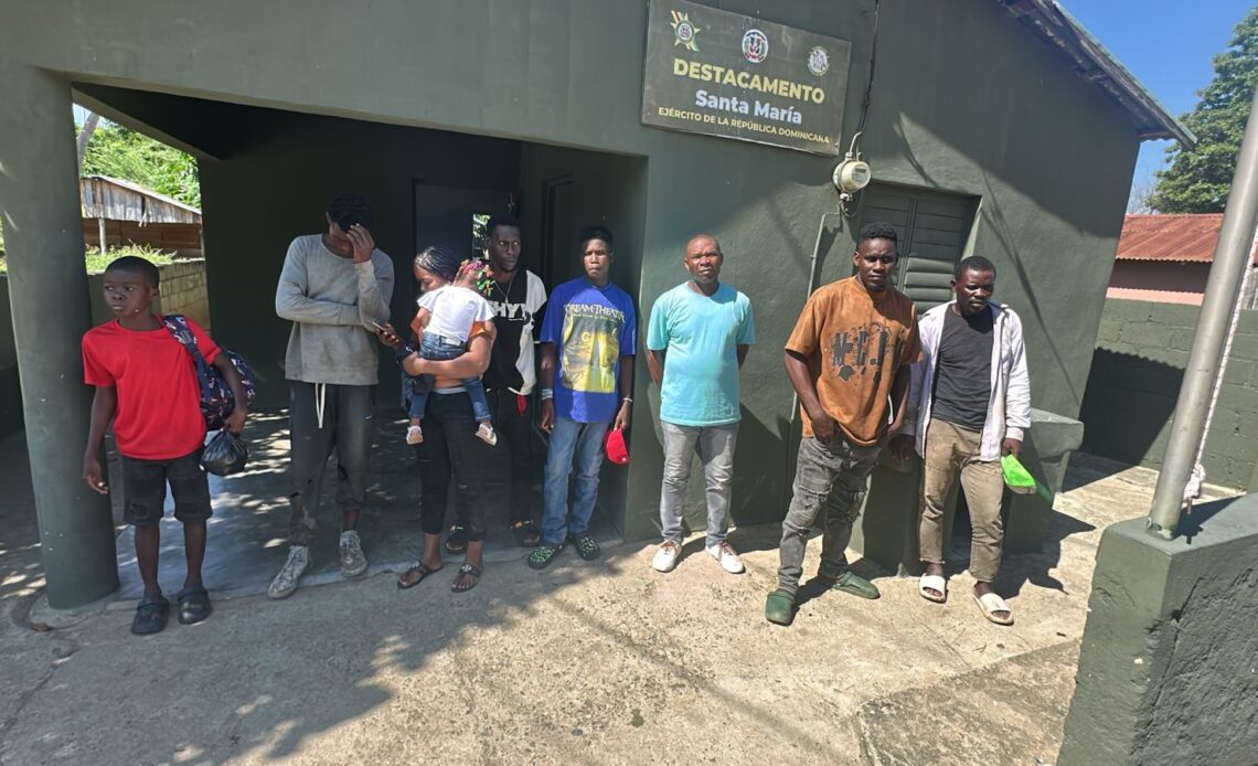 Fuerzas Armadas Dominicanas arrestan a 18 haitianos sin documentos en operativos fronterizos