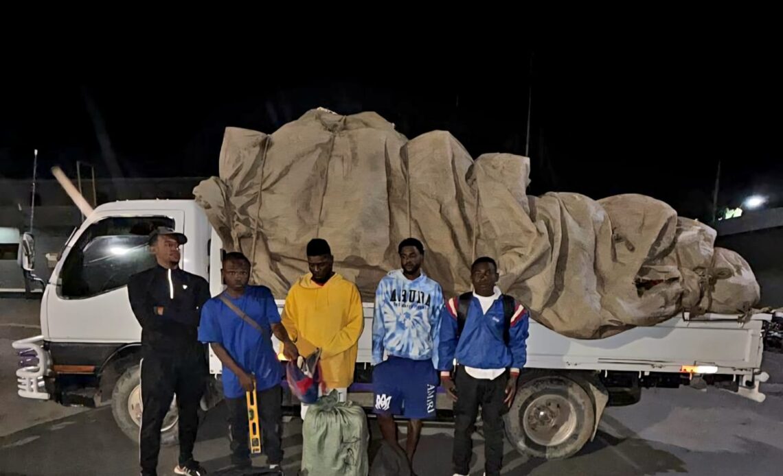 Militares Dominicanos Detienen a Cuatro Haitianos Indocumentados Escondidos en Camión con Vegetales en Constanza