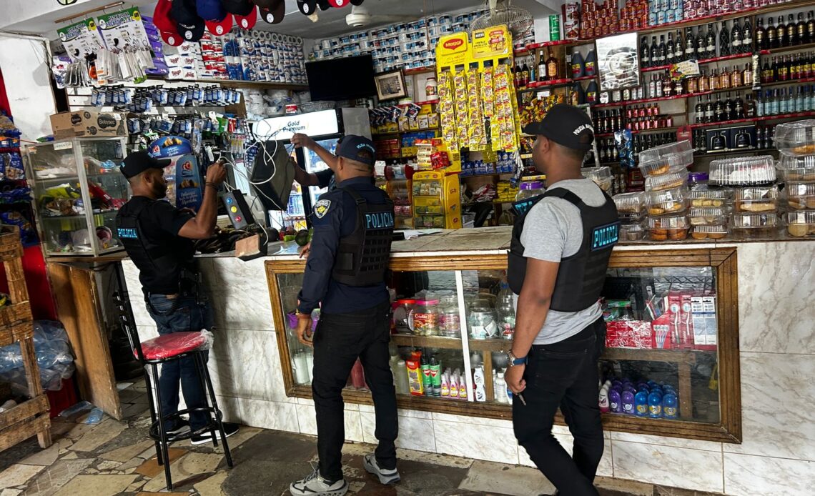 La Policía Nacional detiene a siete individuos e incauta armas, estupefacientes y dispositivos de juego ilícitos en operativos