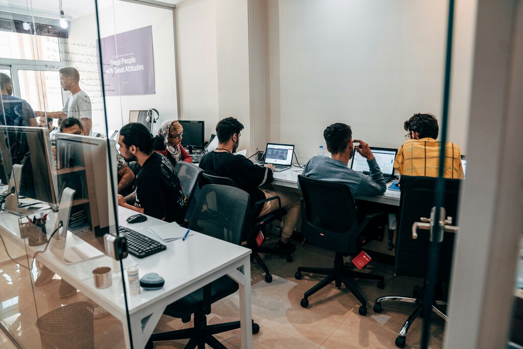Empleados del sector tecnológico disfrutan de mejores salarios, pero temen ser reemplazados por la IA