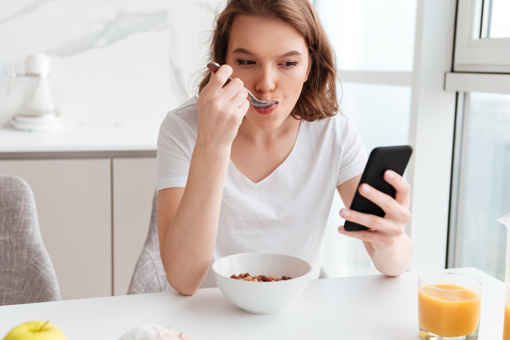 ¿Comer con el móvil afecta tu saciedad? La ciencia responde