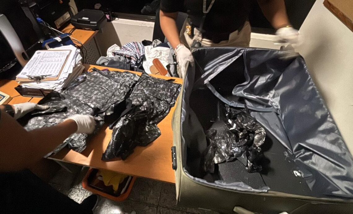 Detienen a Estadounidense en Aeropuerto de Las Américas por Tráfico de Cocaína Oculta