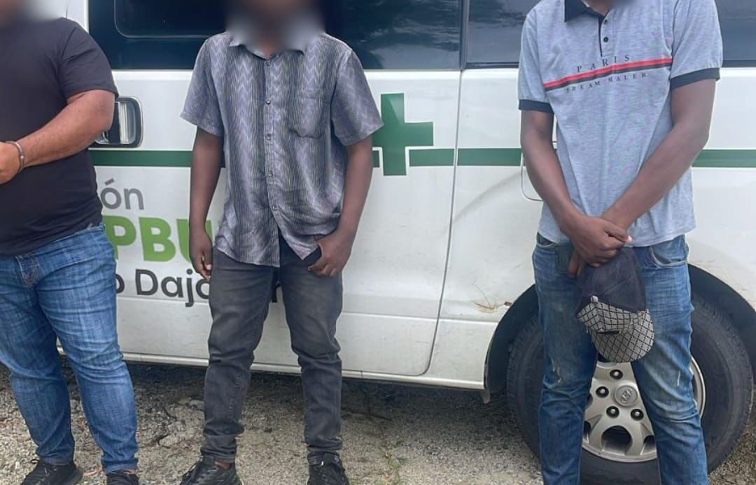 Ambulancia interceptada en Dajabón por transportar haitianos sin documentación