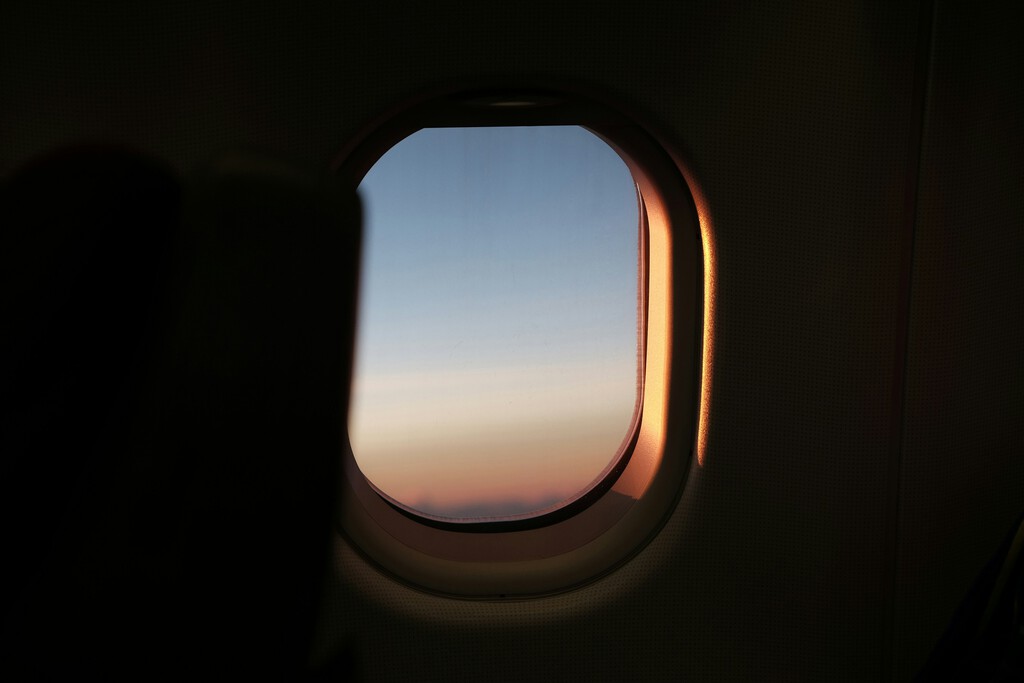 ¿Por qué las ventanas de los aviones son ovaladas? La ciencia detrás de su diseño