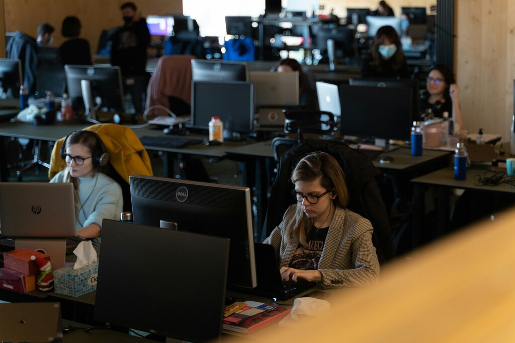 El Teletrabajo, No la IA, Impulsa el Auge de la Productividad en Estados Unidos, Según Estudio de Stanford