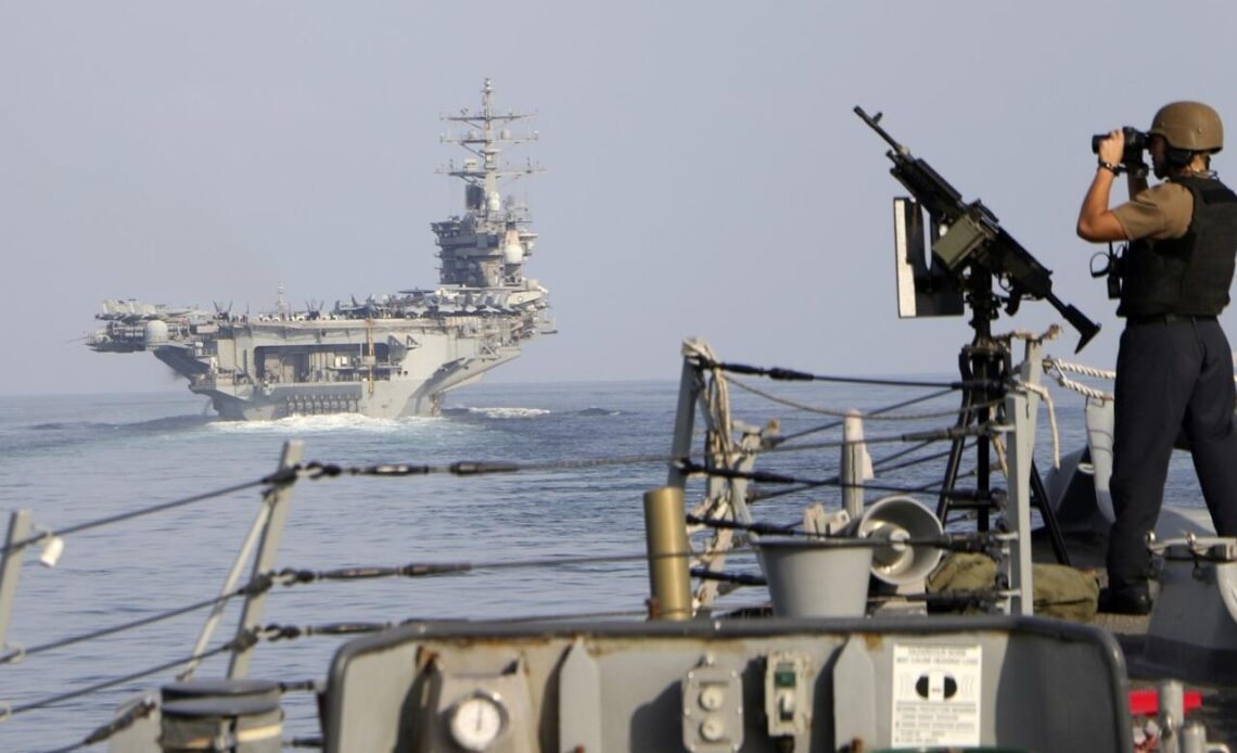 Buques iraníes Transitan Ormuz Tras el Fin del Bloqueo Naval Estadounidense