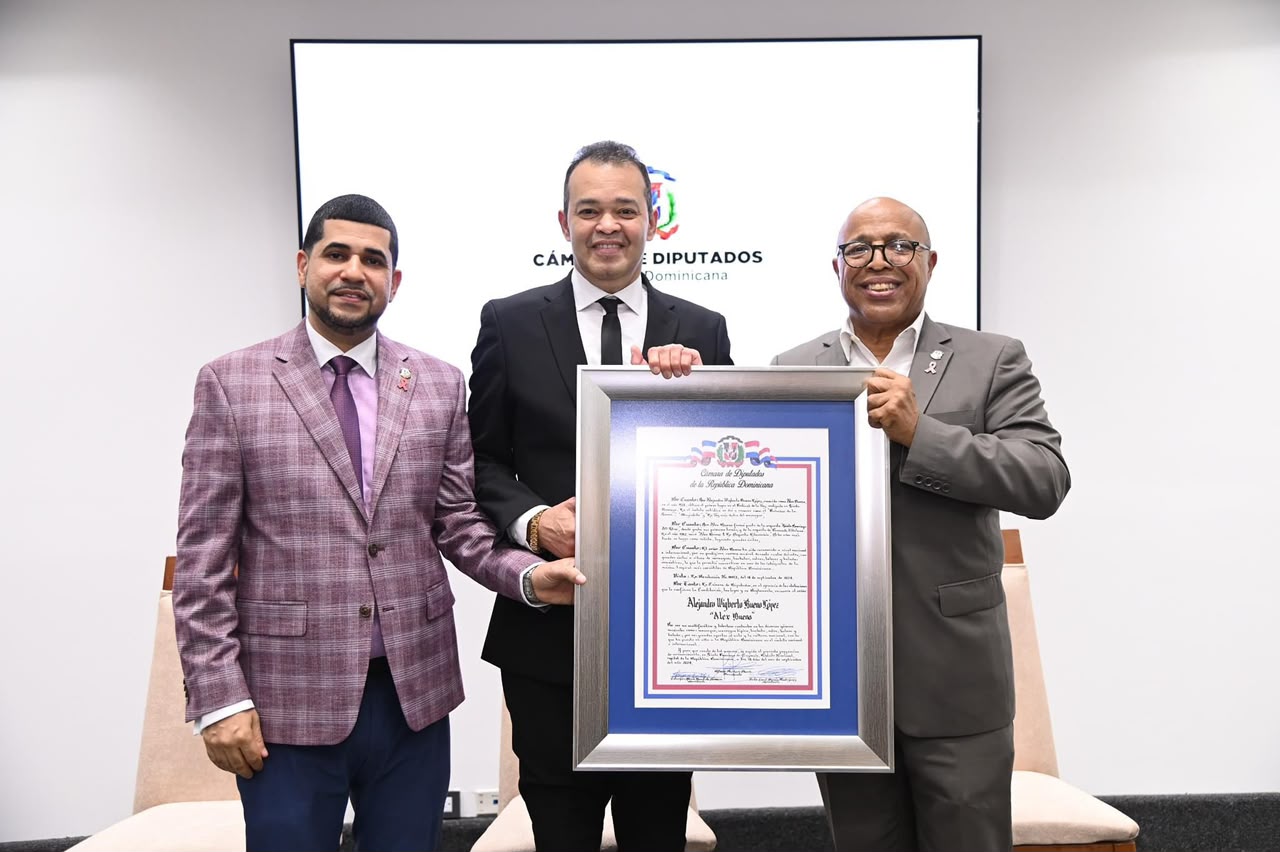 Diputado Braulio Espinal conmemora reconocimiento a Alex Bueno post-mortem