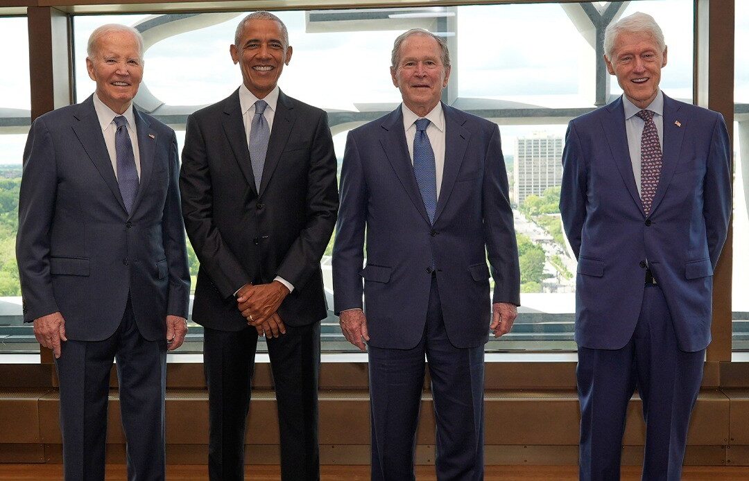 Obama inaugura su Centro Presidencial con la presencia de Clinton, Bush y Biden