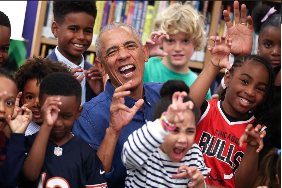 Barack Obama Recibe a los Primeros Visitantes del Centro Presidencial