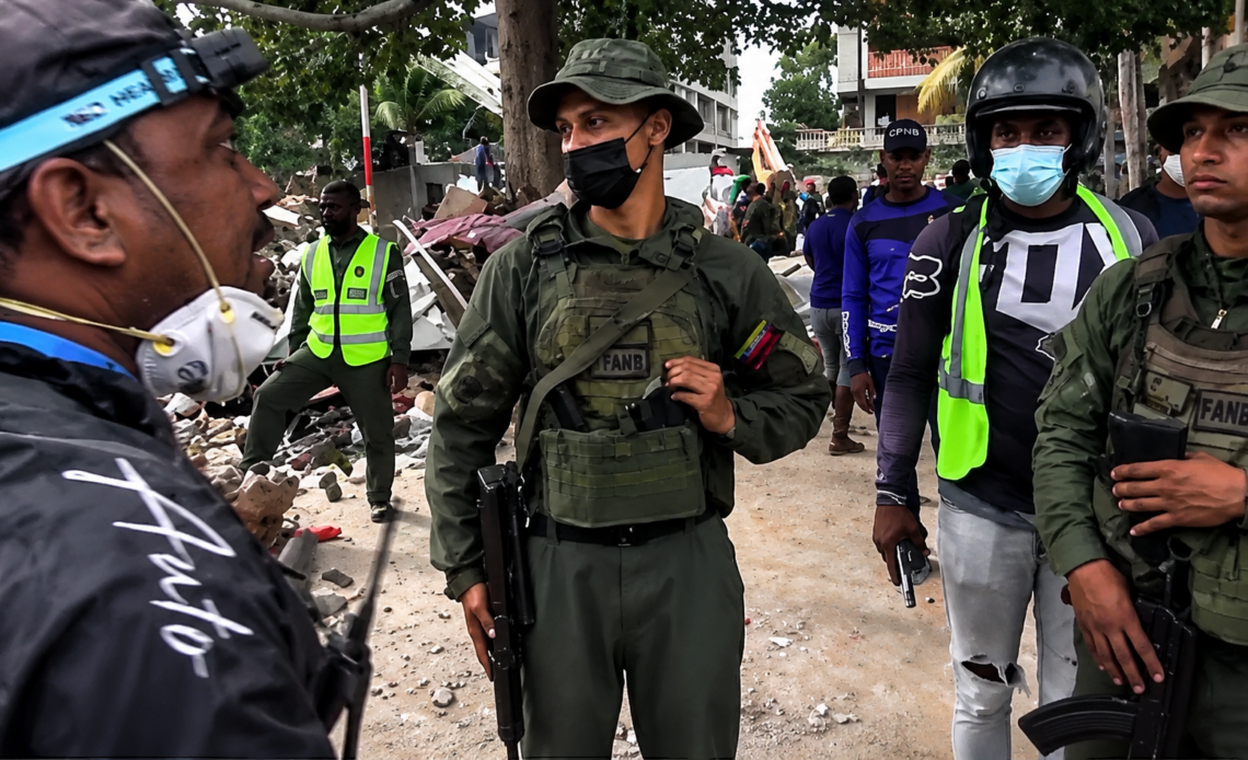 Ciudadano Venezolano Confronta a Militares Durante Búsqueda de Sobrevivientes: "¿Para qué un arma? Traigan una pala"