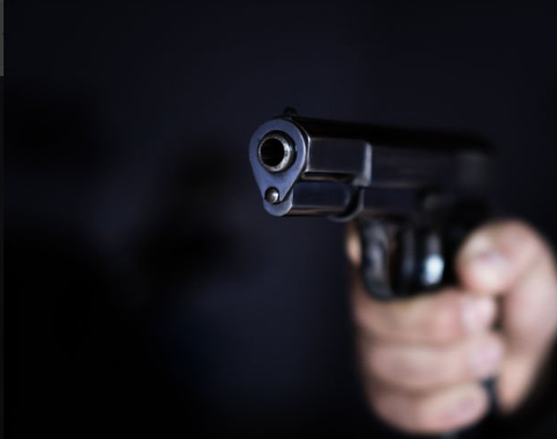 Sin motivos aparentes, agente policial hiere a joven en el Metro de Caracas