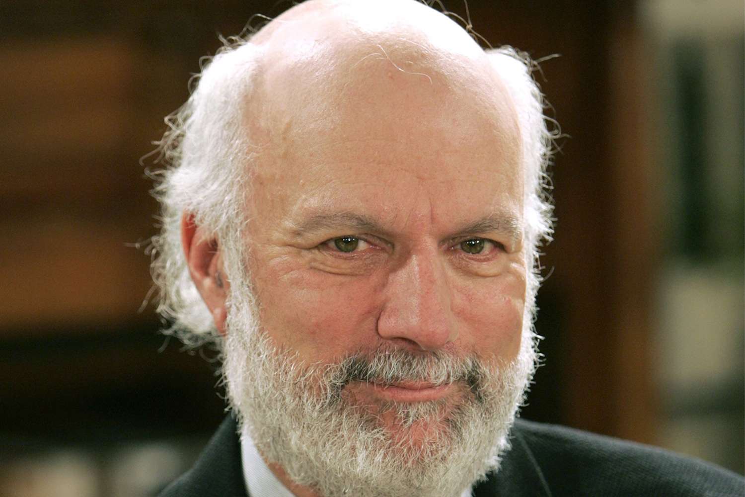 Fallece a los 85 años James Burrows, el icónico director detrás de "Friends", "Cheers" y "Will & Grace"