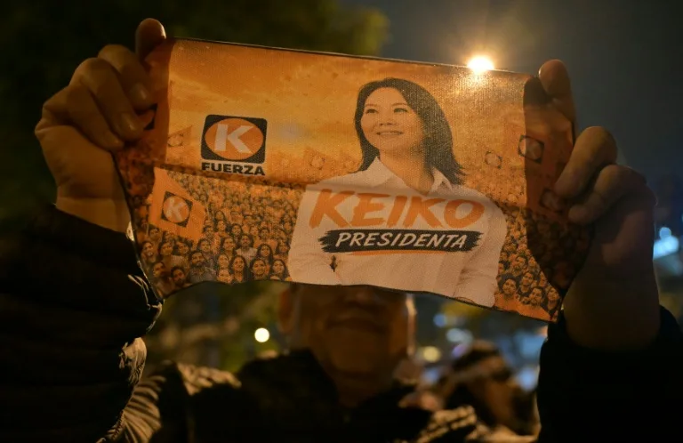 Keiko Fujimori recupera el liderazgo mínimo frente a Roberto Sánchez en el recuento electoral ajustado