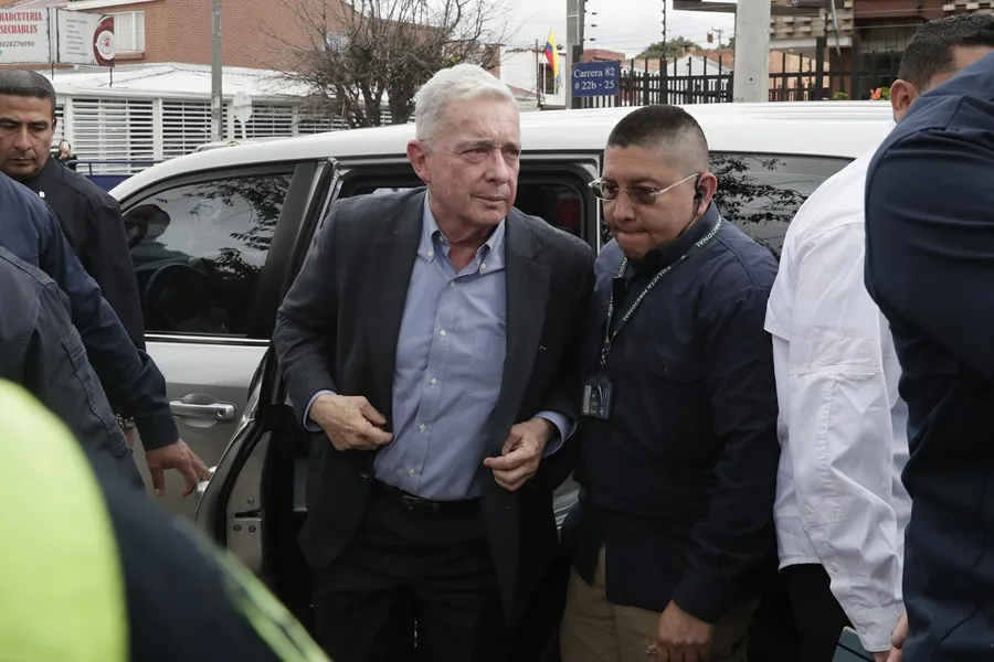 Álvaro Uribe Bajo Indagación Fiscal por Masacres Paramilitar y Asesinato de Defensor de DDHH